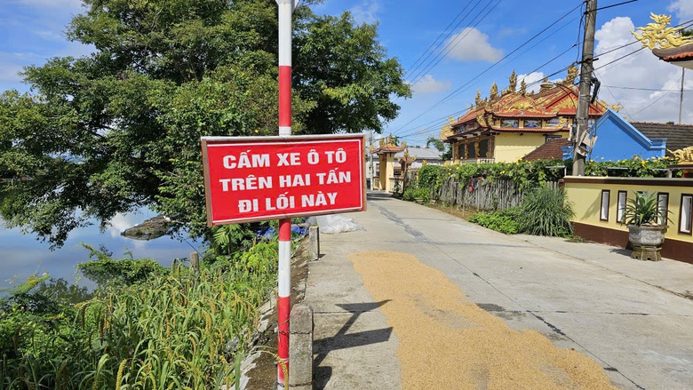 Huế: Bờ s&ocirc;ng Bồ sạt lở ăn s&acirc;u v&agrave;o tuyến đường b&ecirc; t&ocirc;ng, người d&acirc;n thấp thỏm lo sợ- Ảnh 2.