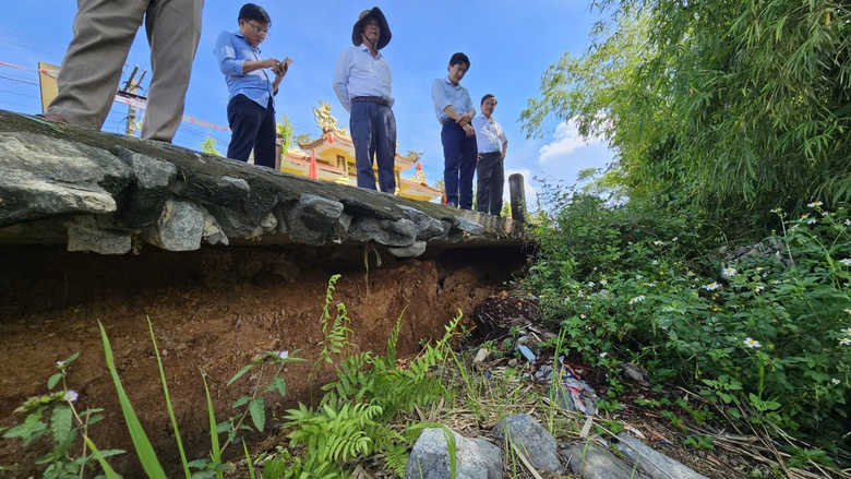 Huế: Bờ s&ocirc;ng Bồ sạt lở ăn s&acirc;u v&agrave;o tuyến đường b&ecirc; t&ocirc;ng, người d&acirc;n thấp thỏm lo sợ- Ảnh 3.