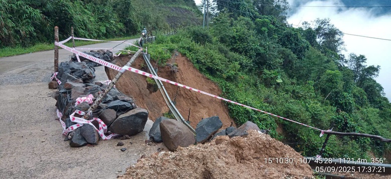 Mưa lớn g&acirc;y sạt lở nghi&ecirc;m trọng tỉnh lộ ph&iacute;a T&acirc;y Quảng Ng&atilde;i- Ảnh 1.