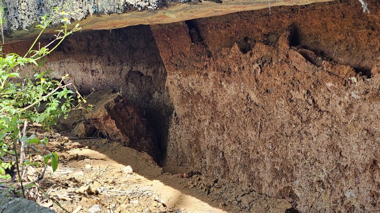 Huế: Bờ s&ocirc;ng Bồ sạt lở ăn s&acirc;u v&agrave;o tuyến đường b&ecirc; t&ocirc;ng, người d&acirc;n thấp thỏm lo sợ- Ảnh 4.