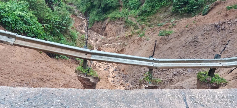 Mưa lớn g&acirc;y sạt lở nghi&ecirc;m trọng tỉnh lộ ph&iacute;a T&acirc;y Quảng Ng&atilde;i- Ảnh 2.