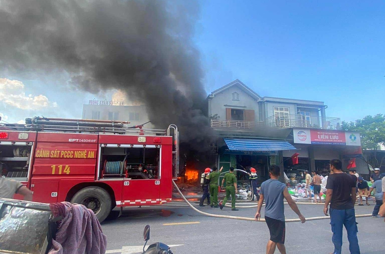 Nghệ An: Ch&aacute;y cửa h&agrave;ng điện thoại, gần như to&agrave;n bộ m&aacute;y m&oacute;c b&ecirc;n trong bị thi&ecirc;u rụi- Ảnh 1.