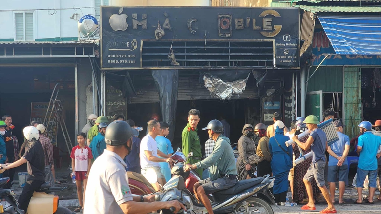 Nghệ An: Ch&aacute;y cửa h&agrave;ng điện thoại, gần như to&agrave;n bộ m&aacute;y m&oacute;c b&ecirc;n trong bị thi&ecirc;u rụi- Ảnh 4.