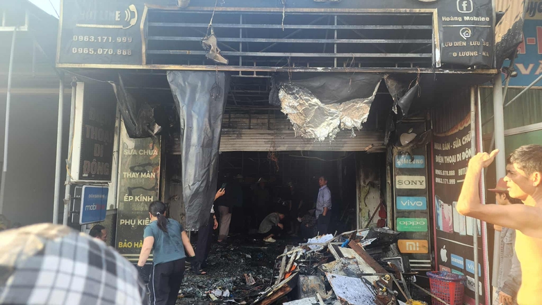 Nghệ An: Ch&aacute;y cửa h&agrave;ng điện thoại, gần như to&agrave;n bộ m&aacute;y m&oacute;c b&ecirc;n trong bị thi&ecirc;u rụi- Ảnh 2.