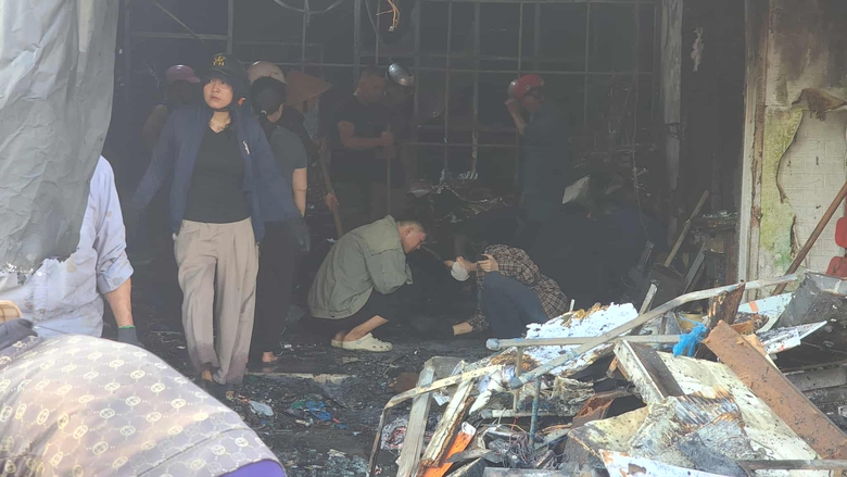 Nghệ An: Ch&aacute;y cửa h&agrave;ng điện thoại, gần như to&agrave;n bộ m&aacute;y m&oacute;c b&ecirc;n trong bị thi&ecirc;u rụi- Ảnh 3.