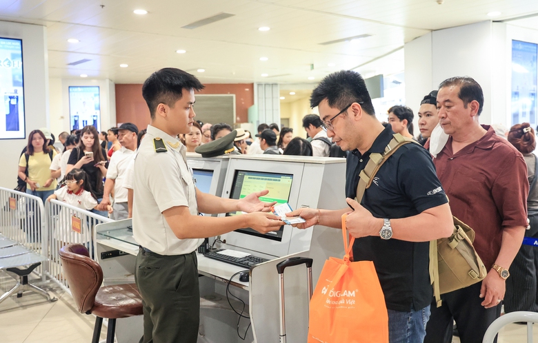 Hơn 1 triệu lượt kh&aacute;ch qua cảng h&agrave;ng kh&ocirc;ng dịp lễ 2/9- Ảnh 1.