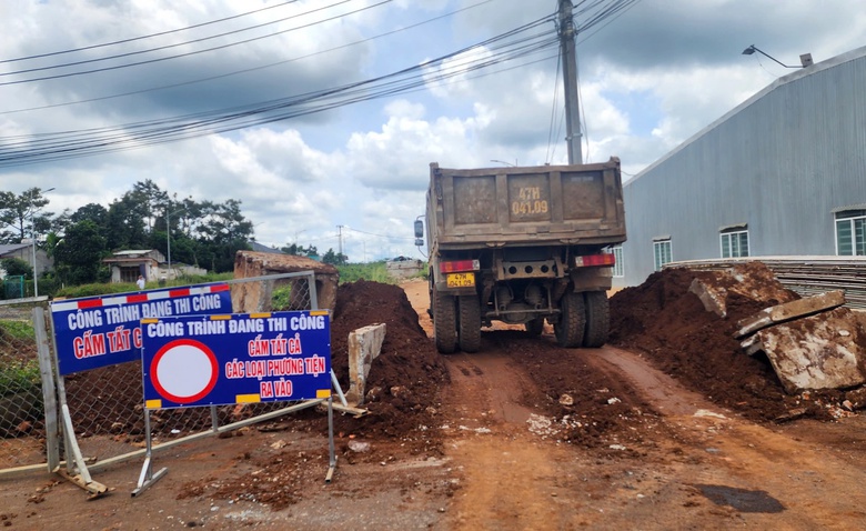 Đắk Lắk: Tăng cường giải ph&aacute;p ngăn phương tiện v&agrave;o tuyến tr&aacute;nh Bu&ocirc;n Ma Thuột đang thi c&ocirc;ng- Ảnh 1.