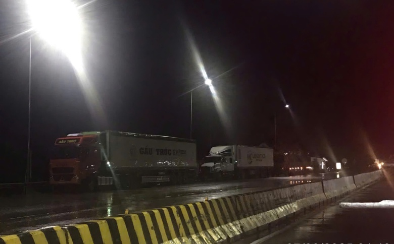 Xử nghi&ecirc;m t&igrave;nh trạng dừng đỗ xe sai quy định dọc tuyến đường dẫn v&agrave;o hầm Đ&egrave;o Cả- Ảnh 1.