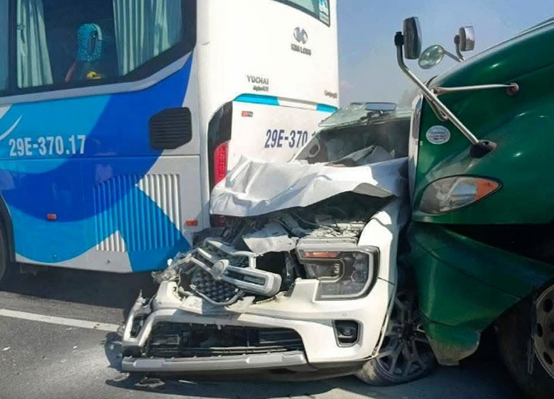 Vụ tai nạn khiến cao tốc Cao Bồ - Mai Sơn bị &aacute;ch tắc nhiều giờ.