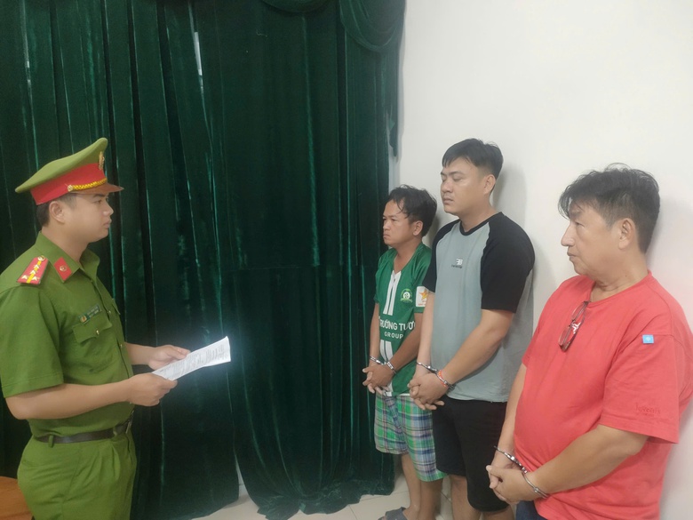 TP.HCM: Bắt khẩn cấp 4 đối tượng g&acirc;y rối trật tự c&ocirc;ng cộng- Ảnh 2.