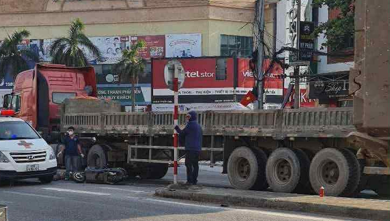 Nghệ An: Xe đầu k&eacute;o va chạm xe m&aacute;y điện, người đ&agrave;n &ocirc;ng tử vong- Ảnh 1.