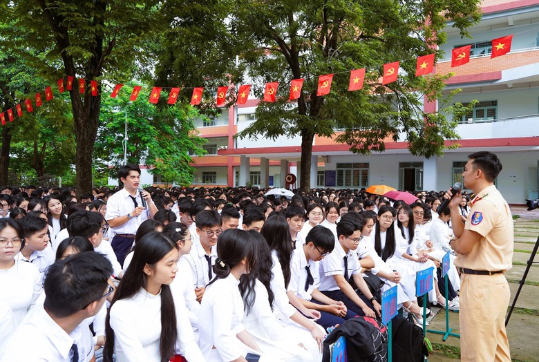 Gần 6.100 học sinh, gi&aacute;o vi&ecirc;n v&agrave; t&agrave;i xế được học kỹ năng tham gia giao th&ocirc;ng- Ảnh 1.