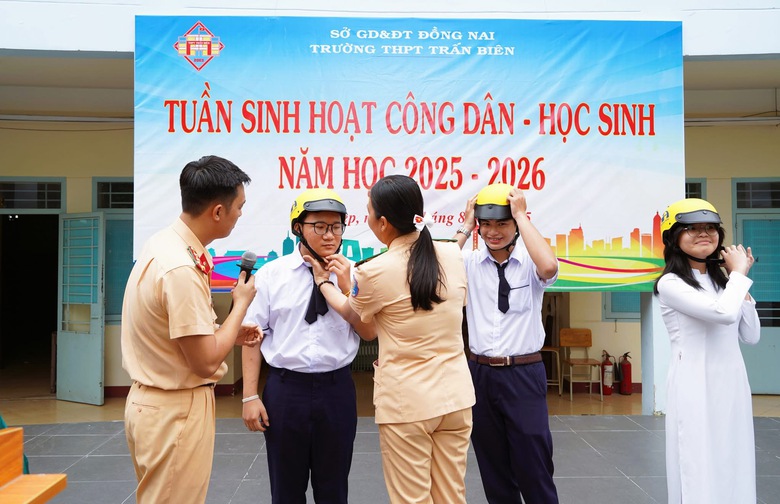 Gần 6.100 học sinh, gi&aacute;o vi&ecirc;n v&agrave; t&agrave;i xế được học kỹ năng tham gia giao th&ocirc;ng- Ảnh 2.