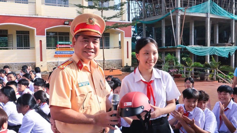 Gần 6.100 học sinh, gi&aacute;o vi&ecirc;n v&agrave; t&agrave;i xế được học kỹ năng tham gia giao th&ocirc;ng- Ảnh 3.