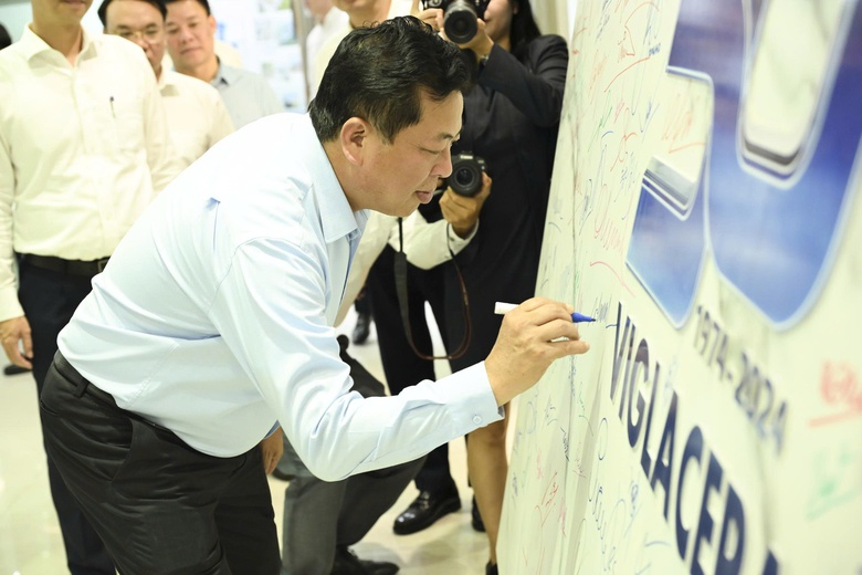 Viglacera cần tiếp tục đổi mới theo xu thế xanh, tiết kiệm t&agrave;i nguy&ecirc;n, giảm ph&aacute;t thải- Ảnh 7.