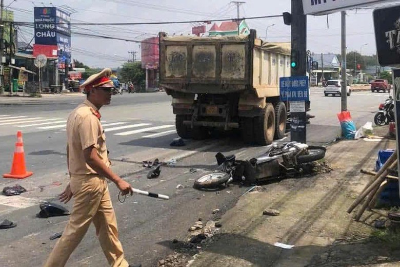 TP.HCM: Dừng chờ đ&egrave;n đỏ, nhiều xe m&aacute;y bất ngờ bị xe tải t&ocirc;ng từ ph&iacute;a sau- Ảnh 1.