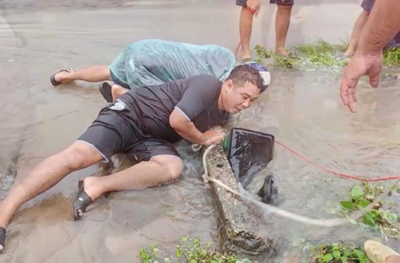 Mưa lớn ở Đồng Nai, xe máy rơi xuống mương, cao tốc trơn trượt nguy hiểm- Ảnh 1. Mưa lớn ở Đồng Nai, xe máy rơi xuống mương, cao tốc trơn trượt nguy hiểm- Ảnh 1.