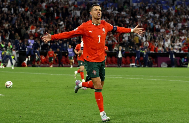 Ronaldo đi v&agrave;o lịch sử sau trận thắng nghẹt thở của Bồ Đ&agrave;o Nha- Ảnh 1.