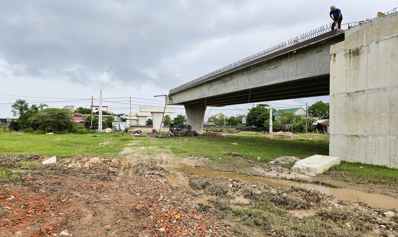 Gỡ vướng mặt bằng, ho&agrave;n th&agrave;nh dự &aacute;n quốc lộ 12A đoạn tr&aacute;nh Ba Đồn trong năm 2025- Ảnh 4.