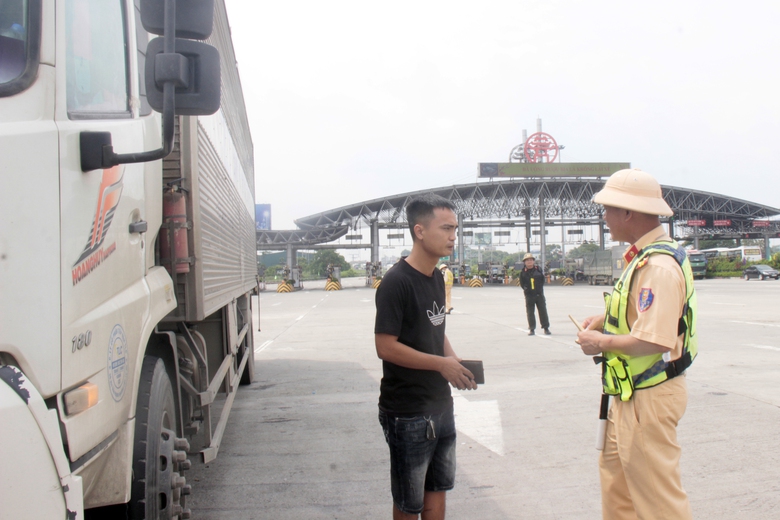 CSGT hóa trang xử lý, phạt nguội tài xế xe tải đi sai làn trên hai cao tốc- Ảnh 2. CSGT hóa trang xử lý, phạt nguội tài xế xe tải đi sai làn trên hai cao tốc- Ảnh 2.