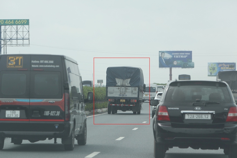 CSGT hóa trang xử lý, phạt nguội tài xế xe tải đi sai làn trên hai cao tốc- Ảnh 3. CSGT hóa trang xử lý, phạt nguội tài xế xe tải đi sai làn trên hai cao tốc- Ảnh 3.