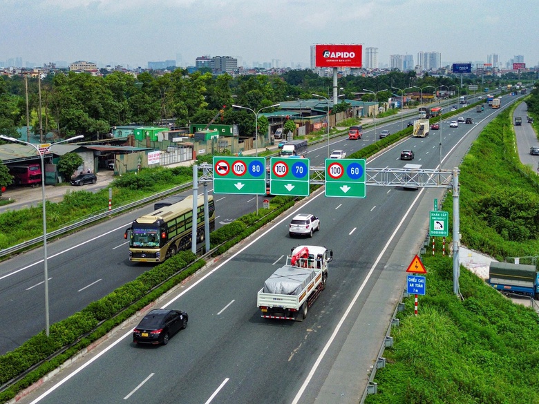 CSGT hóa trang xử lý, phạt nguội tài xế xe tải đi sai làn trên hai cao tốc- Ảnh 1. CSGT hóa trang xử lý, phạt nguội tài xế xe tải đi sai làn trên hai cao tốc- Ảnh 1.