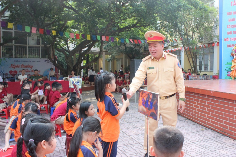 Học sinh, sinh vi&ecirc;n H&agrave; Nội học an to&agrave;n giao th&ocirc;ng đầu năm học 2025- Ảnh 1.