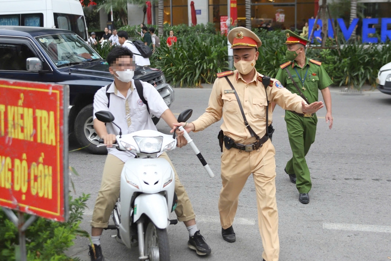 CSGT Hà Nội xử lý nhiều học sinh vi phạm “ba không” khi đi xe máy đến trường- Ảnh 1. CSGT Hà Nội xử lý nhiều học sinh vi phạm “ba không” khi đi xe máy đến trường- Ảnh 1.
