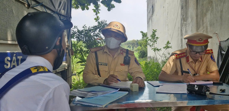CSGT Bắc Ninh xử l&yacute; học sinh vi phạm an to&agrave;n giao th&ocirc;ng, đến trường hướng dẫn luật- Ảnh 2.