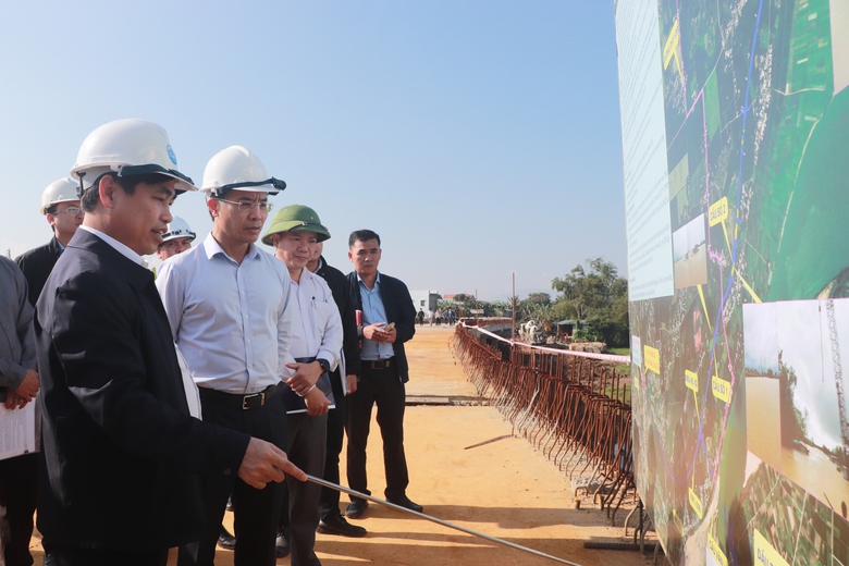 Kiểm tra dự &aacute;n ng&agrave;y đầu năm mới, Chủ tịch Đ&agrave; Nẵng y&ecirc;u cầu GPMB dứt điểm, đảm bảo tiến độ- Ảnh 1.