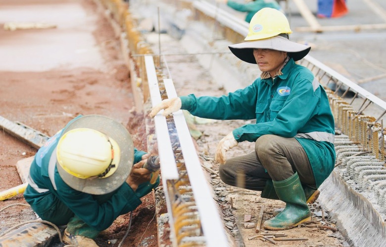 15.000 kỹ sư c&ocirc;ng nh&acirc;n đua ba ca, bốn k&iacute;p xuy&ecirc;n lễ tr&ecirc;n đại c&ocirc;ng trường s&acirc;n bay Long Th&agrave;nh- Ảnh 6.