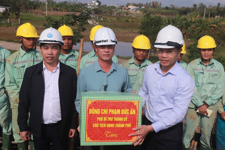 Kiểm tra dự &aacute;n ng&agrave;y đầu năm mới, Chủ tịch Đ&agrave; Nẵng y&ecirc;u cầu GPMB dứt điểm, đảm bảo tiến độ- Ảnh 3.