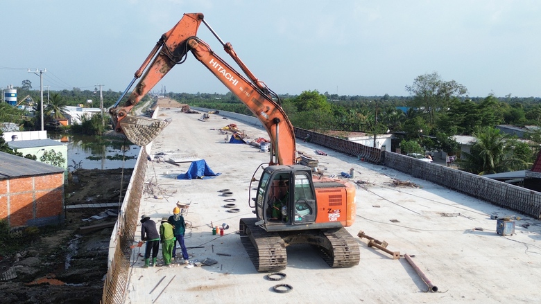 Nhộn nhịp c&ocirc;ng trường hai tuyến cao tốc qua Đồng Th&aacute;p đầu năm mới 2026- Ảnh 2.