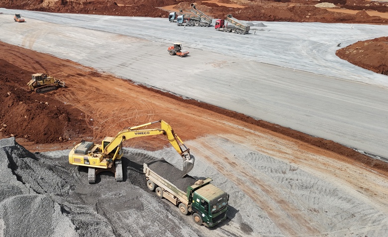 15.000 kỹ sư c&ocirc;ng nh&acirc;n đua ba ca, bốn k&iacute;p xuy&ecirc;n lễ tr&ecirc;n đại c&ocirc;ng trường s&acirc;n bay Long Th&agrave;nh- Ảnh 2.