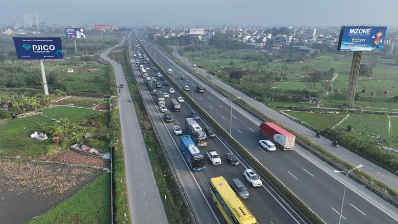 Xe &ugrave;n &ugrave;n về qu&ecirc;, lưu lượng phương tiện tr&ecirc;n tuyến Ph&aacute;p V&acirc;n - Cầu Giẽ tăng mạnh- Ảnh 1.