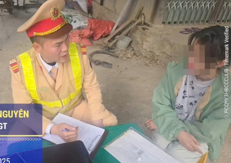 CGST xử phạt nữ TikToker l&aacute;i xe tải dừng chặn đầu &ocirc; t&ocirc; kh&aacute;c giữa đường- Ảnh 1.