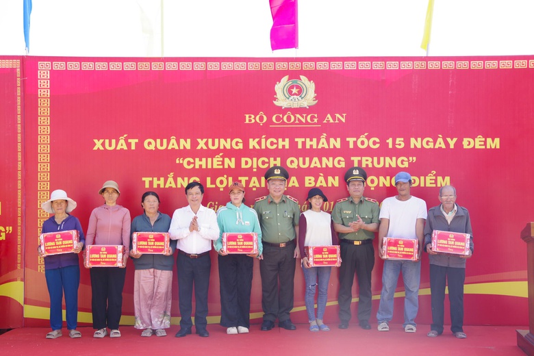Bộ Công an làm lễ xuất quân thần tốc 15 ngày đêm, quyết thắng "Chiến dịch Quang Trung"- Ảnh 4. Bộ Công an làm lễ xuất quân thần tốc 15 ngày đêm, quyết thắng "Chiến dịch Quang Trung"- Ảnh 4.