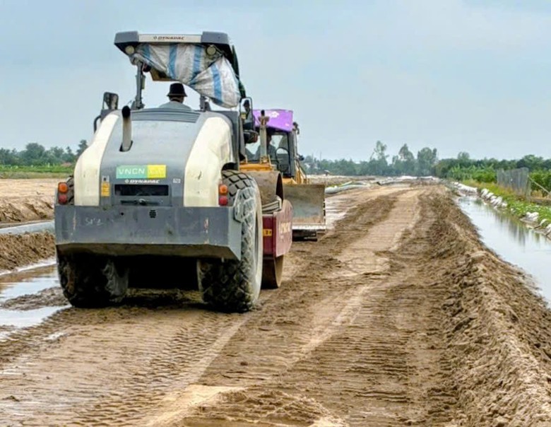 Nhộn nhịp c&ocirc;ng trường hai tuyến cao tốc qua Đồng Th&aacute;p đầu năm mới 2026- Ảnh 1.