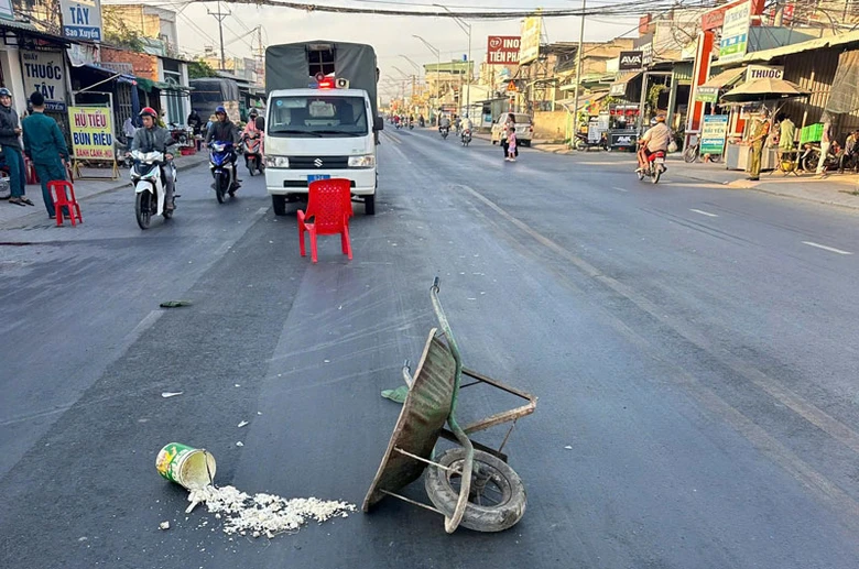 Chiếc xe r&ugrave;a tại hiện trường vụ tai nạn.