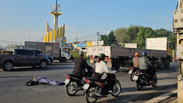 TP.HCM: Xe tải va chạm xe m&aacute;y, hai người thương vong- Ảnh 2.