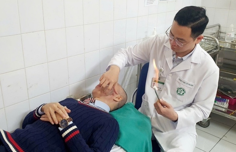Nhiều người m&eacute;o miệng, t&ecirc; liệt nửa mặt do nhiễm lạnh- Ảnh 1.