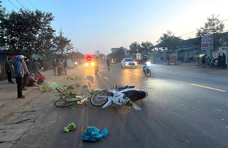 Hiện trường vụ tai nạn khiến người phụ nữ tử vong tại chỗ. Hiện trường vụ tai nạn khiến người phụ nữ tử vong tại chỗ.