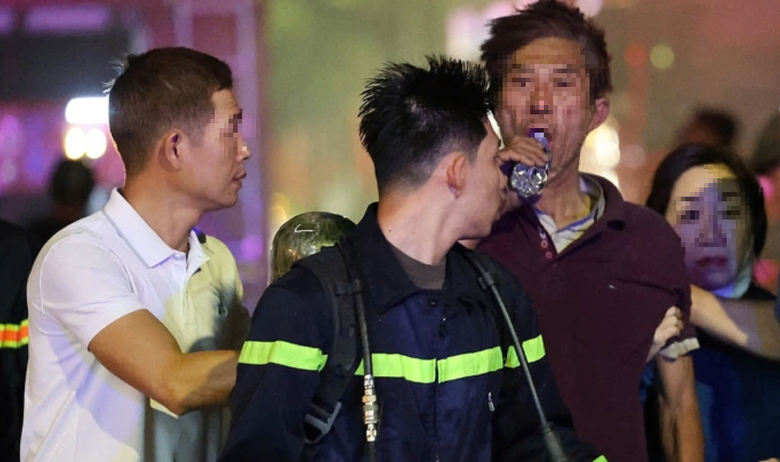 Cảnh s&aacute;t giải cứu người mắc kẹt trong đ&aacute;m ch&aacute;y tiệm giặt ủi ở Đồng Nai- Ảnh 7.