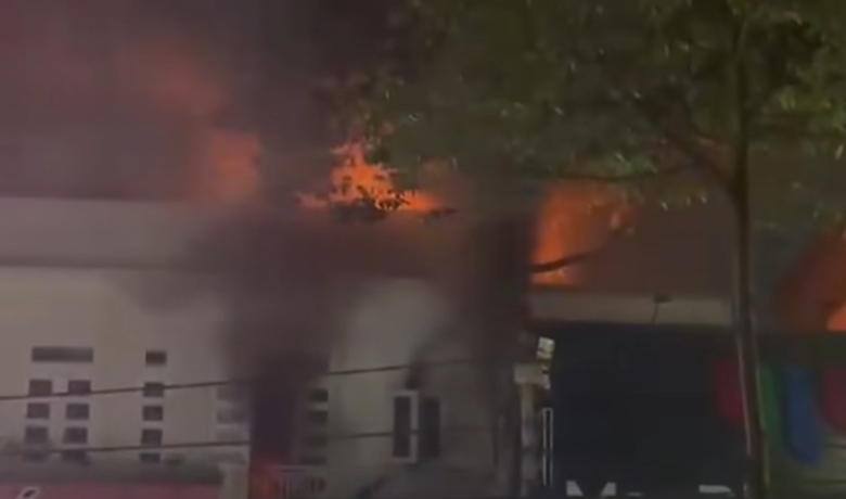 Cảnh s&aacute;t giải cứu người mắc kẹt trong đ&aacute;m ch&aacute;y tiệm giặt ủi ở Đồng Nai- Ảnh 3.