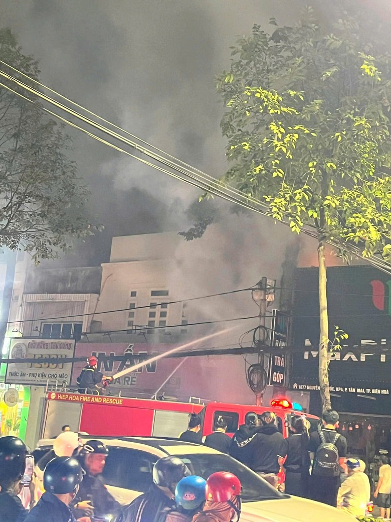 Cảnh s&aacute;t giải cứu người mắc kẹt trong đ&aacute;m ch&aacute;y tiệm giặt ủi ở Đồng Nai- Ảnh 6.