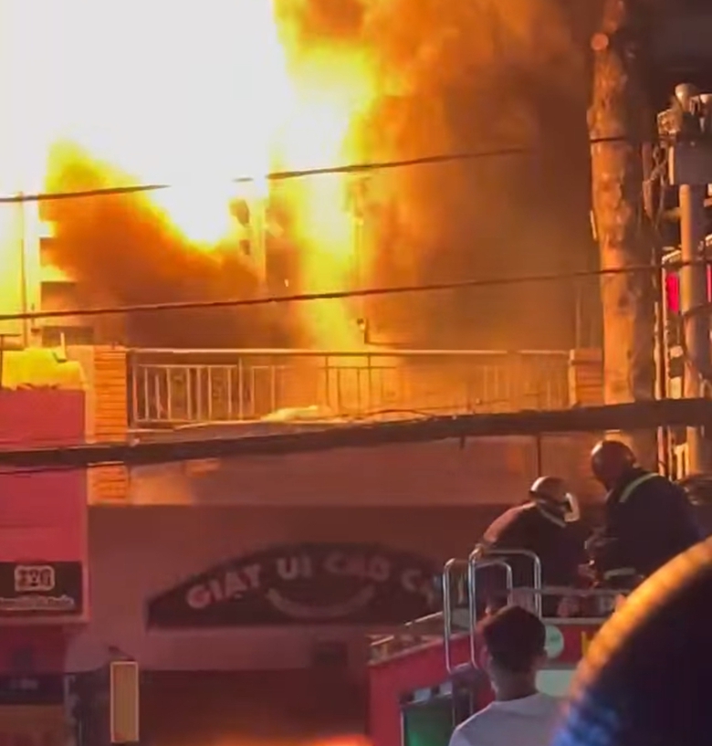 Cảnh s&aacute;t giải cứu người mắc kẹt trong đ&aacute;m ch&aacute;y tiệm giặt ủi ở Đồng Nai- Ảnh 4.