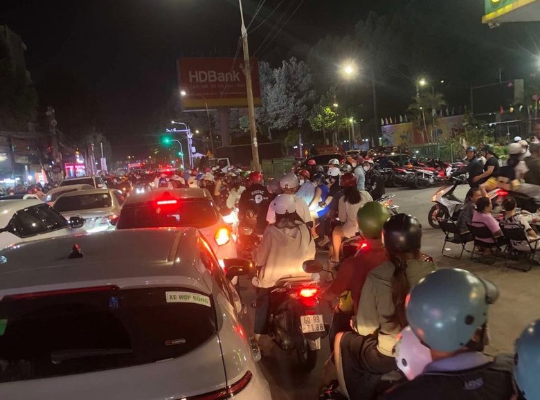 Cảnh s&aacute;t giải cứu người mắc kẹt trong đ&aacute;m ch&aacute;y tiệm giặt ủi ở Đồng Nai- Ảnh 2.