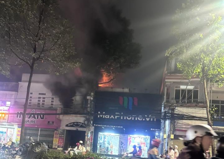 Cảnh s&aacute;t giải cứu người mắc kẹt trong đ&aacute;m ch&aacute;y tiệm giặt ủi ở Đồng Nai- Ảnh 5.