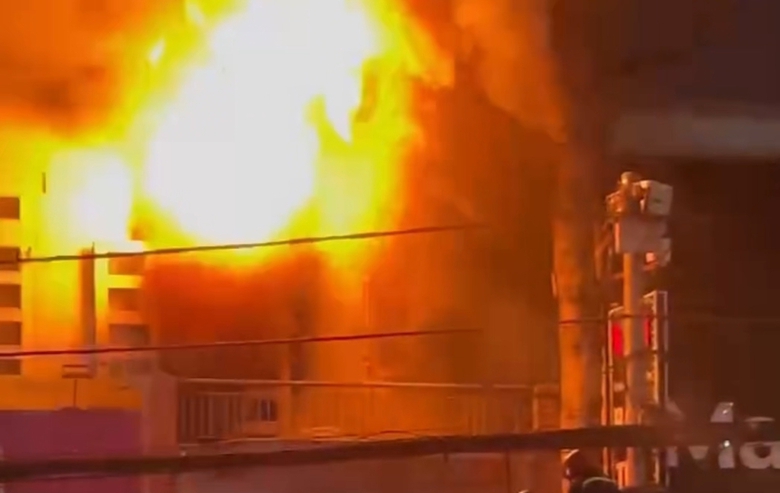 Cảnh s&aacute;t giải cứu người mắc kẹt trong đ&aacute;m ch&aacute;y tiệm giặt ủi ở Đồng Nai- Ảnh 1.