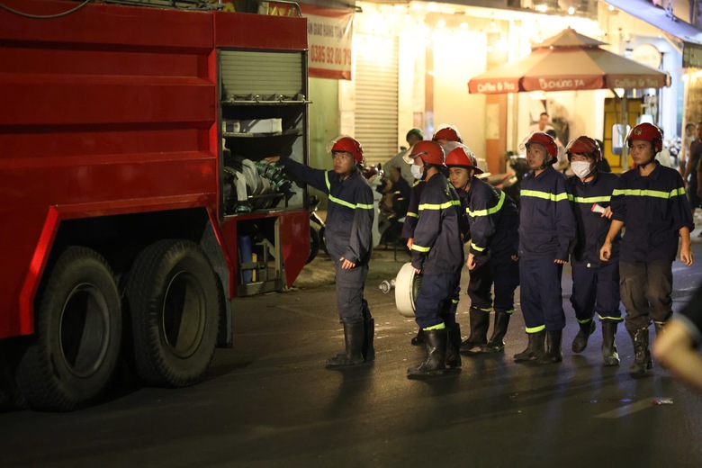 Cảnh s&aacute;t giải cứu người mắc kẹt trong đ&aacute;m ch&aacute;y tiệm giặt ủi ở Đồng Nai- Ảnh 13.